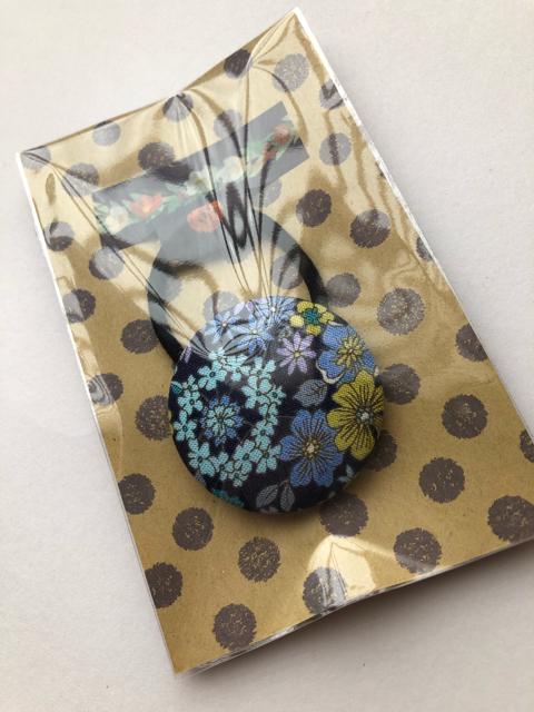 ハンドメイド ヘアゴム 特大 くるみボタン ブルーのお花♪ 青 < 女性ファッション  ハンドメイド ヘアゴム 特大 くるみボタン ブルーのお花♪ 青 < 女性ファッションの
