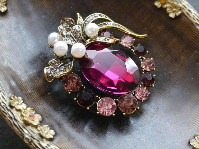 新品アンティーク調きらきらローズ系ストーンブローチ ペンダントトップにも クラシック ヴィンテージ風 ヴィクトリアン ゴシック < 女性アクセサリー/時計  新品アンティーク調きらきらローズ系ストーンブローチ ペンダントトップにも クラシック ヴィンテージ風 ヴィクトリアン ゴシック < 女性アクセサリー/時計の