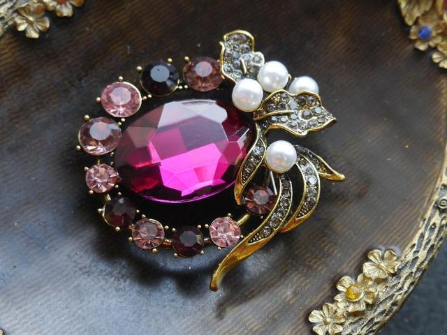 新品アンティーク調きらきらローズ系ストーンブローチ ペンダントトップにも クラシック ヴィンテージ風 ヴィクトリアン ゴシック < 女性アクセサリー/時計  新品アンティーク調きらきらローズ系ストーンブローチ ペンダントトップにも クラシック ヴィンテージ風 ヴィクトリアン ゴシック < 女性アクセサリー/時計の