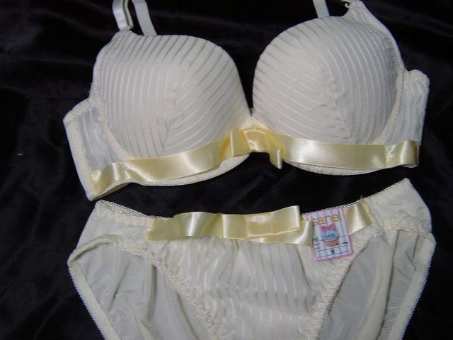 光沢ストライプとリボン使いD70Mワイヤー入り < 女性ファッション  光沢ストライプとリボン使いD70Mワイヤー入り < 女性ファッションの