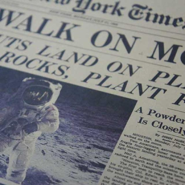 Viy|X^[zThe New York Times^j[[NE^CY@Men Walk On Moon  zr[ 