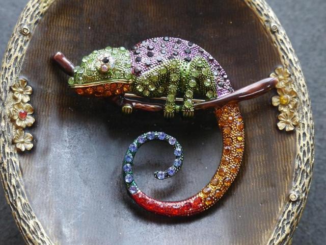 新品アンティーク調MIXカラーストーン カメレオンブローチ ペンダントトップにも クラシック ヴィンテージ風 ヴィクトリアン < 女性アクセサリー/時計  新品アンティーク調MIXカラーストーン カメレオンブローチ ペンダントトップにも クラシック ヴィンテージ風 ヴィクトリアン  < 女性アクセサリー/時計の
