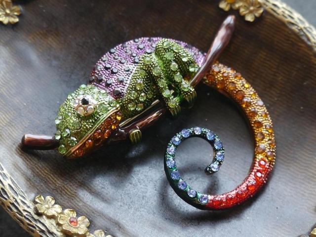 新品アンティーク調MIXカラーストーン カメレオンブローチ ペンダントトップにも クラシック ヴィンテージ風 ヴィクトリアン < 女性アクセサリー/時計  新品アンティーク調MIXカラーストーン カメレオンブローチ ペンダントトップにも クラシック ヴィンテージ風 ヴィクトリアン < 女性アクセサリー/時計の