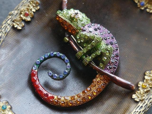 新品アンティーク調MIXカラーストーン カメレオンブローチ ペンダントトップにも クラシック ヴィンテージ風 ヴィクトリアン < 女性アクセサリー/時計  新品アンティーク調MIXカラーストーン カメレオンブローチ ペンダントトップにも クラシック ヴィンテージ風 ヴィクトリアン < 女性アクセサリー/時計の