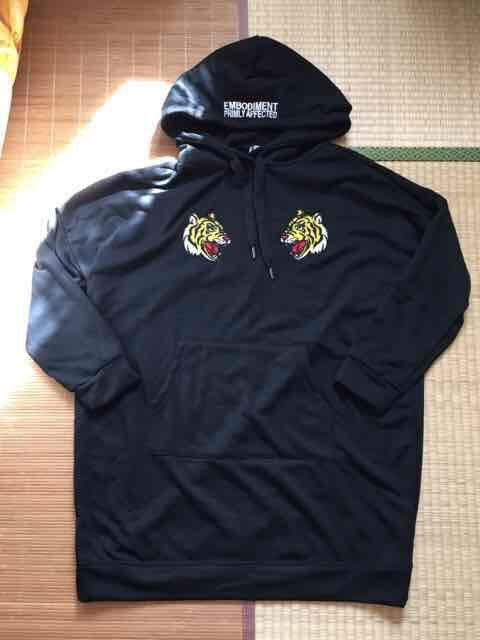 ゆったりシルエット・トラ刺繍ロングパーカー。ブラック < ブランド ゆったりシルエット・トラ刺繍ロングパーカー。ブラック < ブランドの