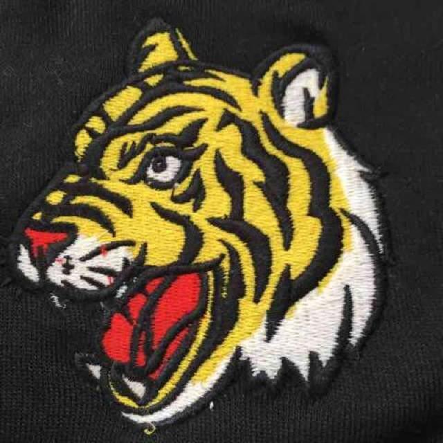 ゆったりシルエット・トラ刺繍ロングパーカー。ブラック < ブランド ゆったりシルエット・トラ刺繍ロングパーカー。ブラック < ブランドの