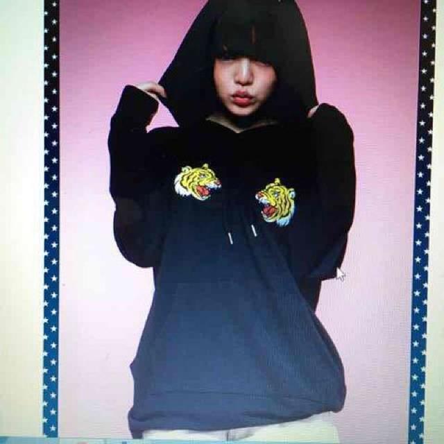 ゆったりシルエット・トラ刺繍ロングパーカー。ブラック < ブランド ゆったりシルエット・トラ刺繍ロングパーカー。ブラック < ブランドの