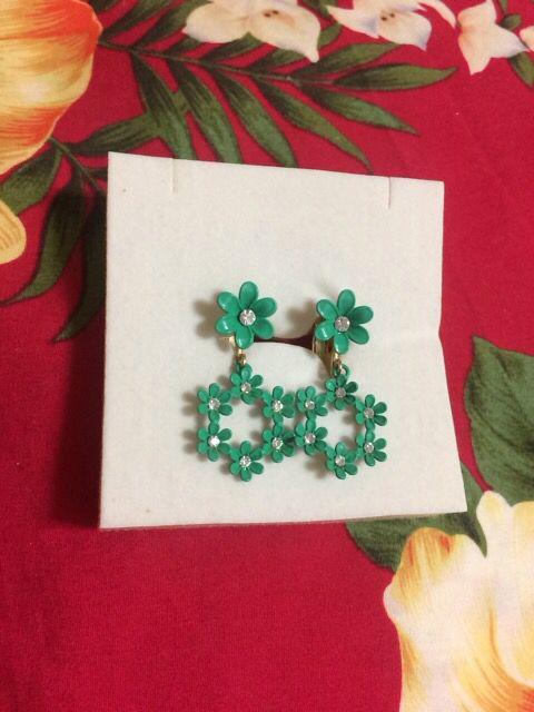 新品未使用☆緑のお花の揺れるリースイヤリング☆ラインストーン < 女性アクセサリー/時計  新品未使用☆緑のお花の揺れるリースイヤリング☆ラインストーン  < 女性アクセサリー/時計の