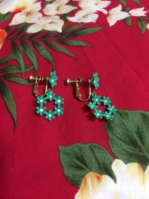 新品未使用☆緑のお花の揺れるリースイヤリング☆ラインストーン < 女性アクセサリー/時計  新品未使用☆緑のお花の揺れるリースイヤリング☆ラインストーン < 女性アクセサリー/時計の