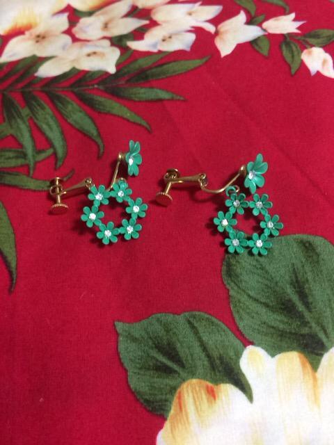 新品未使用☆緑のお花の揺れるリースイヤリング☆ラインストーン < 女性アクセサリー/時計  新品未使用☆緑のお花の揺れるリースイヤリング☆ラインストーン < 女性アクセサリー/時計の