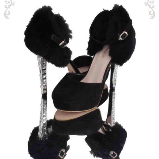 EmiriaWiz☆ファー付ジュエリーヒールパンプス☆ブラック☆23cm☆超美品 < ブランド  EmiriaWiz☆ファー付ジュエリーヒールパンプス☆ブラック☆23cm☆超美品  < ブランドの
