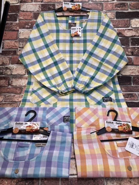 ゆったりサイズ! チェック柄&胸ボタンタイプ ポケット付き綿混かっぽう着B柄 (画像から)1枚 < 女性ファッション  ゆったりサイズ! チェック柄&胸ボタンタイプ ポケット付き綿混かっぽう着B柄 (画像から)1枚  < 女性ファッションの