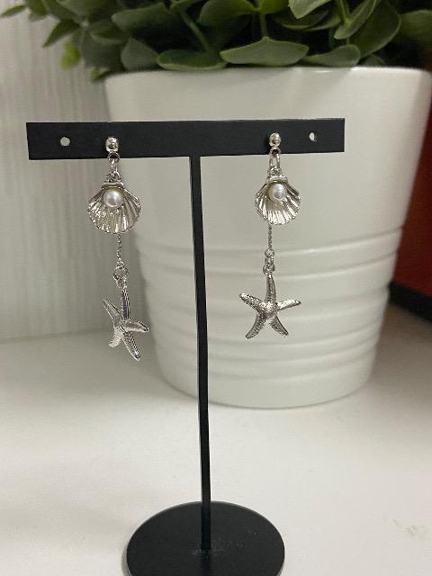 ハンドメイド パールシェルチャームとヒトデのチャームを使用したポストピアス < 女性ファッション  ハンドメイド パールシェルチャームとヒトデのチャームを使用したポストピアス  < 女性ファッションの