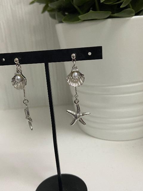 ハンドメイド パールシェルチャームとヒトデのチャームを使用したポストピアス < 女性ファッション  ハンドメイド パールシェルチャームとヒトデのチャームを使用したポストピアス < 女性ファッションの