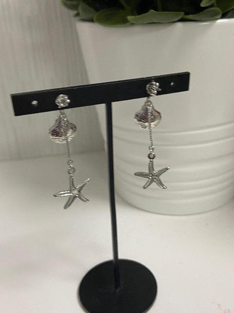 ハンドメイド パールシェルチャームとヒトデのチャームを使用したポストピアス < 女性ファッション  ハンドメイド パールシェルチャームとヒトデのチャームを使用したポストピアス < 女性ファッションの