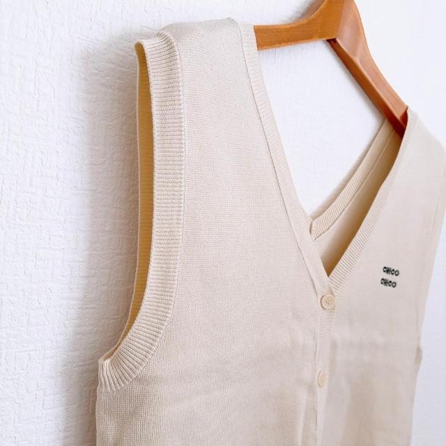 新品!!◆Chico/チコ◆ロゴ刺繍ルーズベスト★ライトベージュF*秋コーデ韓国コーデ♪ < ブランド  新品!!◆Chico/チコ◆ロゴ刺繍ルーズベスト★ライトベージュF*秋コーデ韓国コーデ♪ < ブランドの