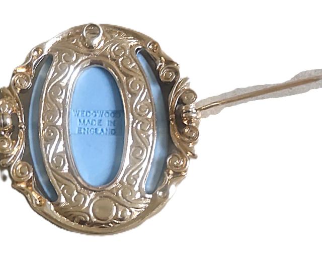 【正規品】ウエッジウッド ジャスパー ブローチ【カラー】 ライトブルー 水色 ゴールド系 MADE IN イングランド製刻印有 < 女性アクセサリー/時計 【正規品】ウエッジウッド ジャスパー ブローチ【カラー】 ライトブルー 水色 ゴールド系 MADE IN イングランド製刻印有 < 女性アクセサリー/時計の