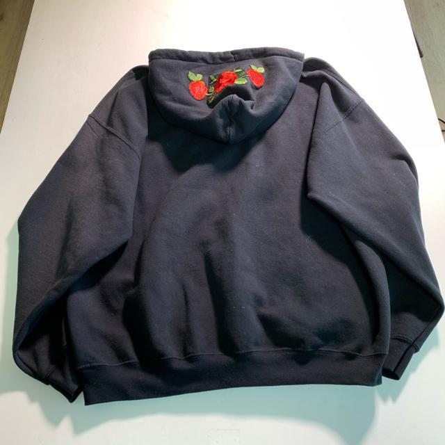 TOPMAN 英国製 XL パーカー 赤いバラ刺繍 スウェット 黒 ビンテージ 裏起毛 プルオーバー < 男性ファッション TOPMAN 英国製 XL パーカー 赤いバラ刺繍 スウェット 黒 ビンテージ 裏起毛 プルオーバー < 男性ファッションの