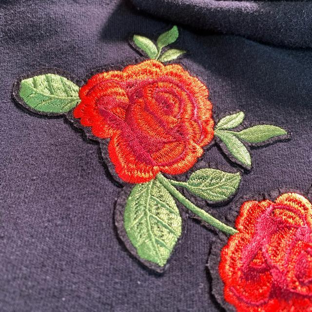 TOPMAN 英国製 XL パーカー 赤いバラ刺繍 スウェット 黒 ビンテージ 裏起毛 プルオーバー < 男性ファッション TOPMAN 英国製 XL パーカー 赤いバラ刺繍 スウェット 黒 ビンテージ 裏起毛 プルオーバー < 男性ファッションの