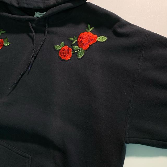 TOPMAN 英国製 XL パーカー 赤いバラ刺繍 スウェット 黒 ビンテージ 裏起毛 プルオーバー < 男性ファッション TOPMAN 英国製 XL パーカー 赤いバラ刺繍 スウェット 黒 ビンテージ 裏起毛 プルオーバー < 男性ファッションの