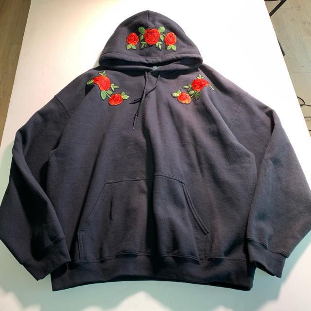 TOPMAN 英国製 XL パーカー 赤いバラ刺繍 スウェット 黒 ビンテージ 裏起毛 プルオーバー < 男性ファッション TOPMAN 英国製 XL パーカー 赤いバラ刺繍 スウェット 黒 ビンテージ 裏起毛 プルオーバー < 男性ファッションの