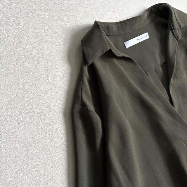 ◆美品◆ブージュルード◆後ろ金ボタンブラウスチュニック◆大きめM◆カーキ◆とろみ < ブランド ◆美品◆ブージュルード◆後ろ金ボタンブラウスチュニック◆大きめM◆カーキ◆とろみ < ブランドの