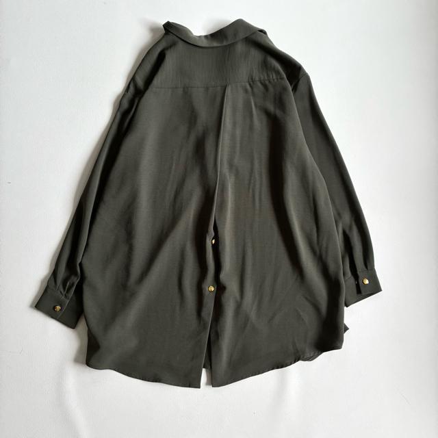 ◆美品◆ブージュルード◆後ろ金ボタンブラウスチュニック◆大きめM◆カーキ◆とろみ < ブランド ◆美品◆ブージュルード◆後ろ金ボタンブラウスチュニック◆大きめM◆カーキ◆とろみ < ブランドの