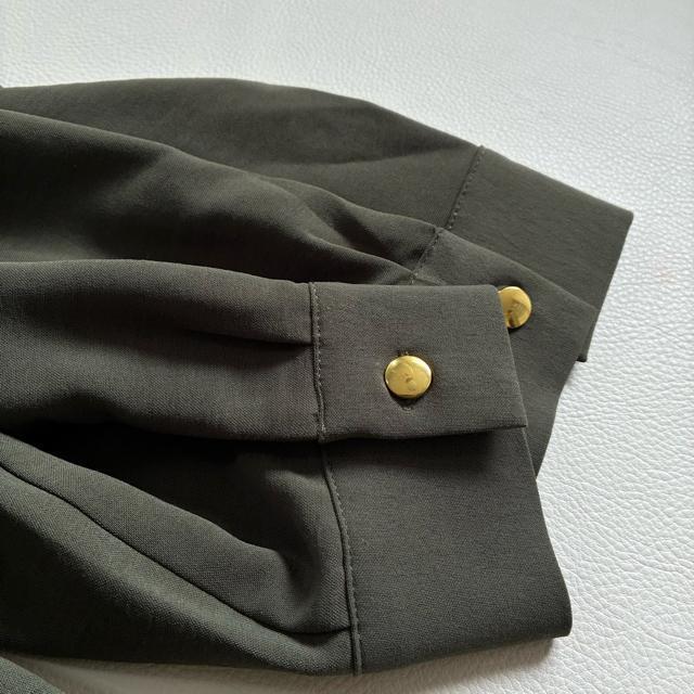 ◆美品◆ブージュルード◆後ろ金ボタンブラウスチュニック◆大きめM◆カーキ◆とろみ < ブランド ◆美品◆ブージュルード◆後ろ金ボタンブラウスチュニック◆大きめM◆カーキ◆とろみ < ブランドの