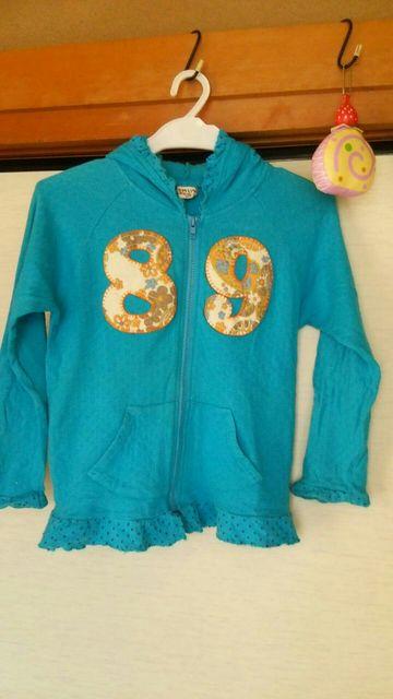 美品花柄 袖*フ−ド*裾ドット柄フリルつきパ−カ−140 < キッズ/ベビー  美品花柄 袖*フ−ド*裾ドット柄フリルつきパ−カ−140  < キッズ/ベビーの