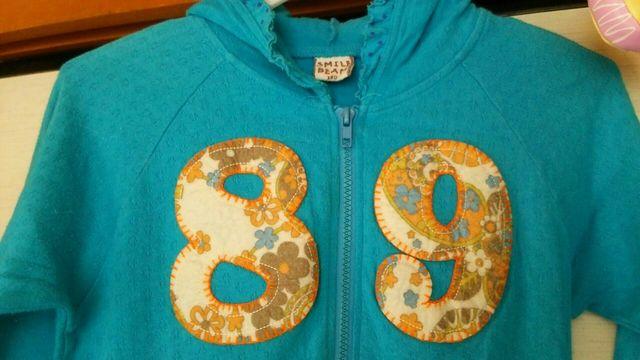 美品花柄 袖*フ−ド*裾ドット柄フリルつきパ−カ−140 < キッズ/ベビー  美品花柄 袖*フ−ド*裾ドット柄フリルつきパ−カ−140 < キッズ/ベビーの