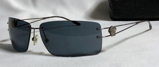 正規美レア VERSACEヴェルサーチ ヴィンテージ メデューサロゴ メタルサングラス黒 ブラックメタリックフレーム 軽量 付属有 < ブランド  正規美レア VERSACEヴェルサーチ ヴィンテージ メデューサロゴ メタルサングラス黒 ブラックメタリックフレーム 軽量 付属有  < ブランドの