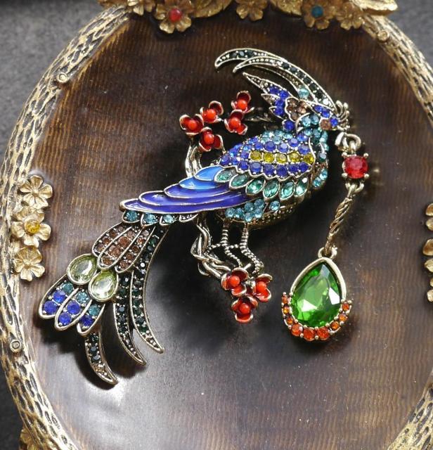 新品アンティーク調きらきらストーン 鸚鵡 オウム 鳥さんブローチ 大きめ < 女性アクセサリー/時計  新品アンティーク調きらきらストーン 鸚鵡 オウム 鳥さんブローチ 大きめ  < 女性アクセサリー/時計の