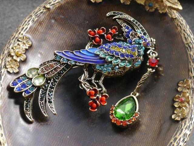 新品アンティーク調きらきらストーン 鸚鵡 オウム 鳥さんブローチ 大きめ < 女性アクセサリー/時計  新品アンティーク調きらきらストーン 鸚鵡 オウム 鳥さんブローチ 大きめ < 女性アクセサリー/時計の