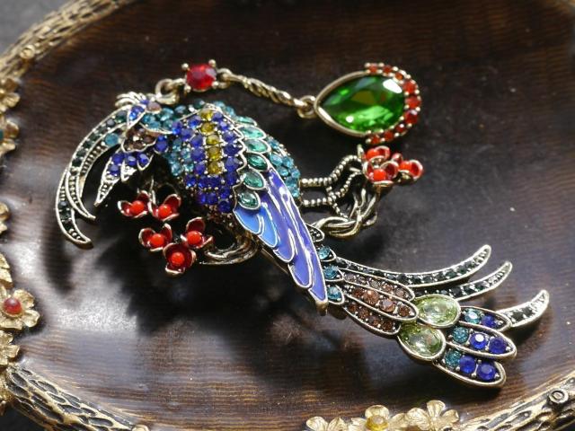 新品アンティーク調きらきらストーン 鸚鵡 オウム 鳥さんブローチ 大きめ < 女性アクセサリー/時計  新品アンティーク調きらきらストーン 鸚鵡 オウム 鳥さんブローチ 大きめ < 女性アクセサリー/時計の
