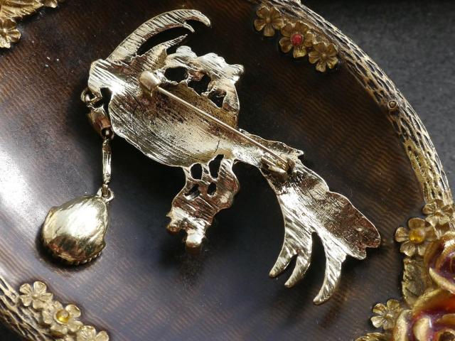 新品アンティーク調きらきらストーン 鸚鵡 オウム 鳥さんブローチ 大きめ < 女性アクセサリー/時計  新品アンティーク調きらきらストーン 鸚鵡 オウム 鳥さんブローチ 大きめ < 女性アクセサリー/時計の