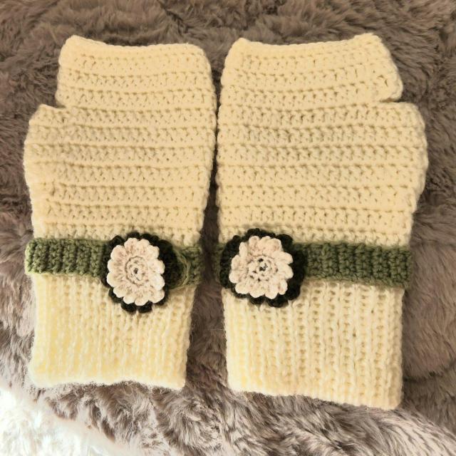 光沢のある白色毛糸で編んだハンドウォーマに薄緑色の毛糸でバンドを編み白色と濃緑色の毛糸で可愛いお花を編み付け、袖口はゴム編みです。 < ペット/手芸/園芸 光沢のある白色毛糸で編んだハンドウォーマに薄緑色の毛糸でバンドを編み白色と濃緑色の毛糸で可愛いお花を編み付け、袖口はゴム編みです。 < ペット/手芸/園芸の