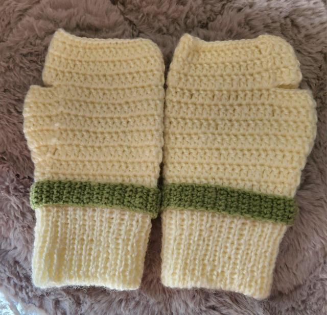 光沢のある白色毛糸で編んだハンドウォーマに薄緑色の毛糸でバンドを編み白色と濃緑色の毛糸で可愛いお花を編み付け、袖口はゴム編みです。 < ペット/手芸/園芸 光沢のある白色毛糸で編んだハンドウォーマに薄緑色の毛糸でバンドを編み白色と濃緑色の毛糸で可愛いお花を編み付け、袖口はゴム編みです。 < ペット/手芸/園芸の