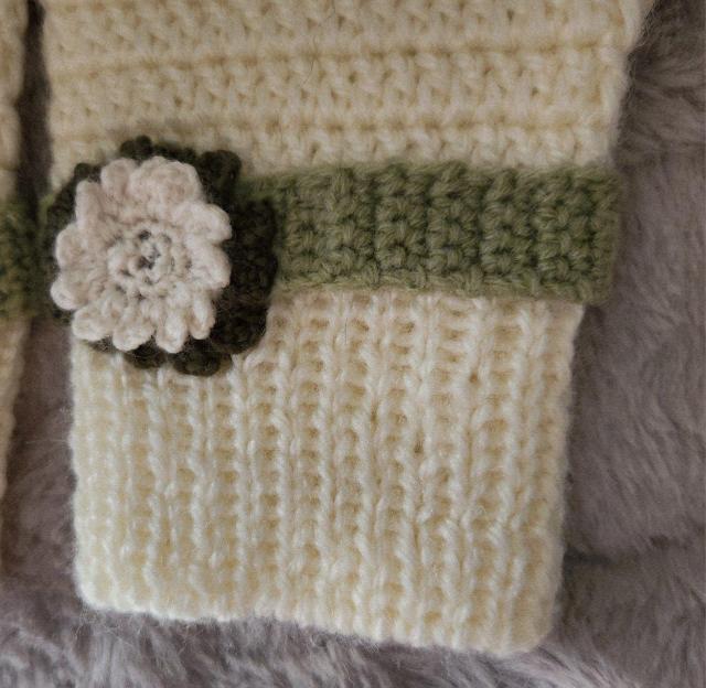 光沢のある白色毛糸で編んだハンドウォーマに薄緑色の毛糸でバンドを編み白色と濃緑色の毛糸で可愛いお花を編み付け、袖口はゴム編みです。 < ペット/手芸/園芸 光沢のある白色毛糸で編んだハンドウォーマに薄緑色の毛糸でバンドを編み白色と濃緑色の毛糸で可愛いお花を編み付け、袖口はゴム編みです。 < ペット/手芸/園芸の