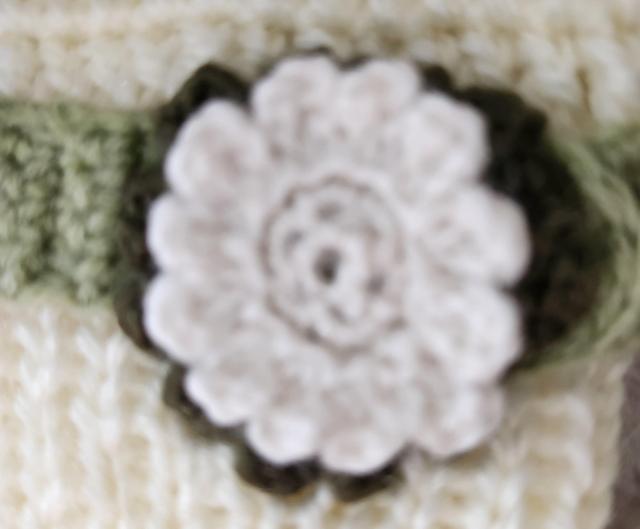 光沢のある白色毛糸で編んだハンドウォーマに薄緑色の毛糸でバンドを編み白色と濃緑色の毛糸で可愛いお花を編み付け、袖口はゴム編みです。 < ペット/手芸/園芸 光沢のある白色毛糸で編んだハンドウォーマに薄緑色の毛糸でバンドを編み白色と濃緑色の毛糸で可愛いお花を編み付け、袖口はゴム編みです。 < ペット/手芸/園芸の