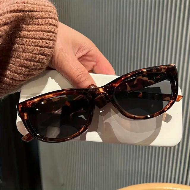 超お買い得590円★ プリントフレームの女性用 猫目ファッション眼鏡 - オーバル形状、ポリカーボン素材 オリーブグリーン < 女性ファッション  超お買い得590円★ プリントフレームの女性用 猫目ファッション眼鏡 - オーバル形状、ポリカーボン素材 オリーブグリーン < 女性ファッションの