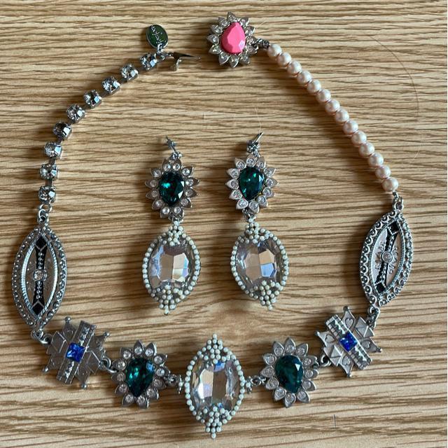 ジュジュ ネックレスとピアスセット < 女性アクセサリー/時計 ジュジュ ネックレスとピアスセット < 女性アクセサリー/時計の