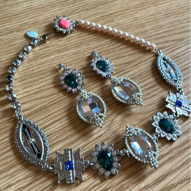 ジュジュ ネックレスとピアスセット < 女性アクセサリー/時計 ジュジュ ネックレスとピアスセット < 女性アクセサリー/時計の