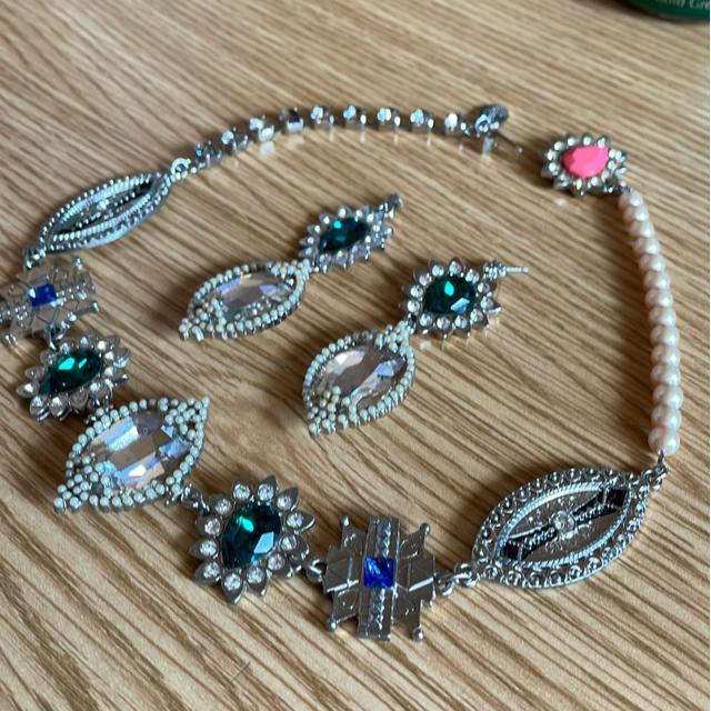 ジュジュ ネックレスとピアスセット < 女性アクセサリー/時計 ジュジュ ネックレスとピアスセット < 女性アクセサリー/時計の