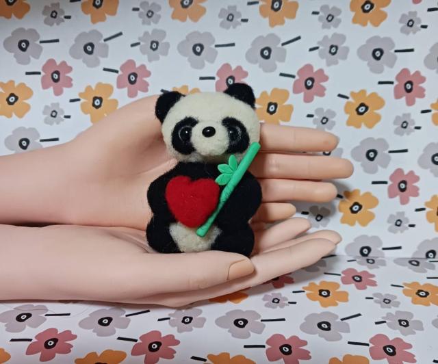 羊毛フェルト サヨナラぱんだちゃん ハートと笹 手のひらサイズ 可愛い手作りぬいぐるみ < ペット/手芸/園芸 羊毛フェルト サヨナラぱんだちゃん ハートと笹 手のひらサイズ 可愛い手作りぬいぐるみ < ペット/手芸/園芸の