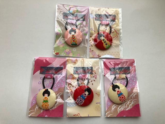 ハンドメイド ヘアゴム くるみボタン かわいいこけし五姉妹♪ < 女性ファッション  ハンドメイド ヘアゴム くるみボタン かわいいこけし五姉妹♪  < 女性ファッションの