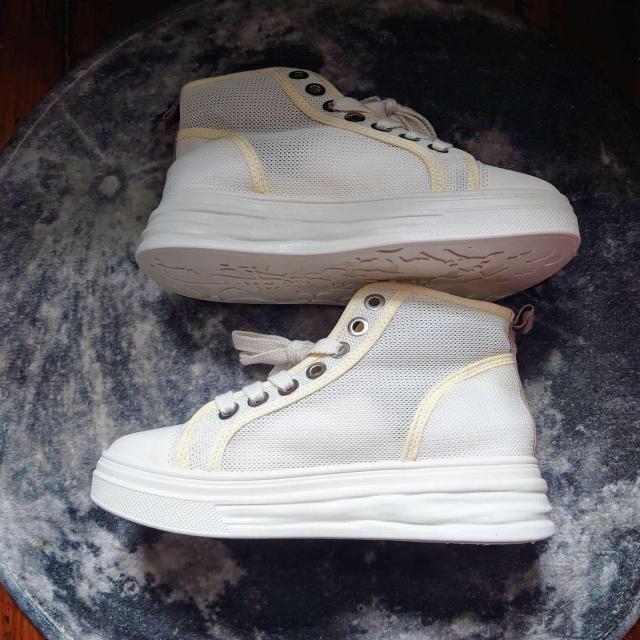 新品 レディース ミドルカット スニーカー ホワイト 白色 22.5cm < 女性ファッション  新品 レディース ミドルカット スニーカー ホワイト 白色 22.5cm < 女性ファッションの