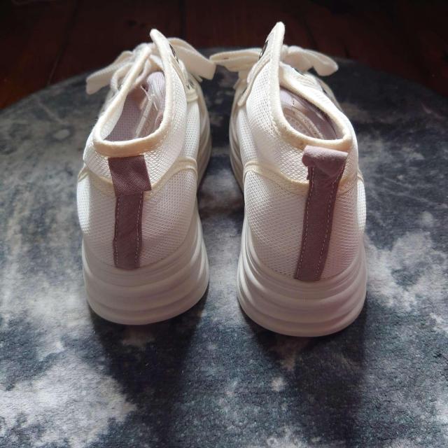 新品 レディース ミドルカット スニーカー ホワイト 白色 22.5cm < 女性ファッション  新品 レディース ミドルカット スニーカー ホワイト 白色 22.5cm < 女性ファッションの