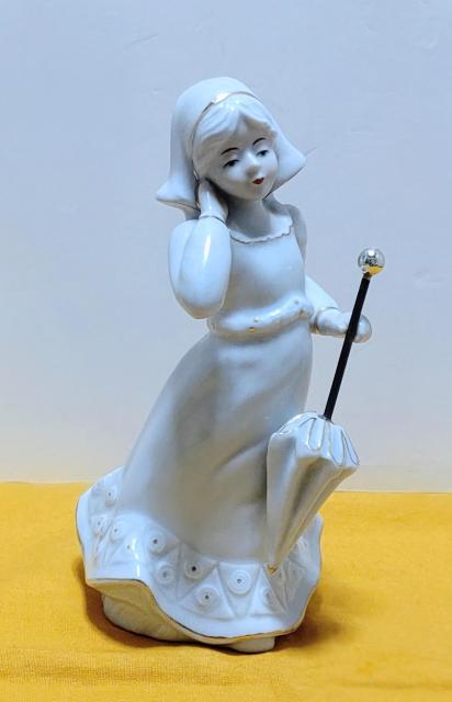 白磁*陶器製 *陶印無し *パラソルを持つ少女人形 < ホビー  白磁*陶器製 *陶印無し *パラソルを持つ少女人形 < ホビーの