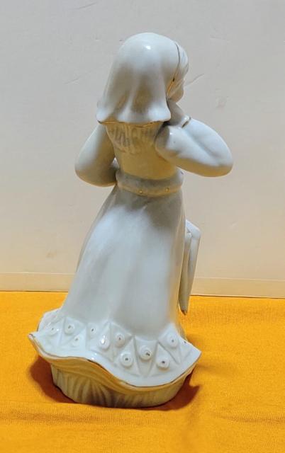白磁*陶器製 *陶印無し *パラソルを持つ少女人形 < ホビー  白磁*陶器製 *陶印無し *パラソルを持つ少女人形 < ホビーの