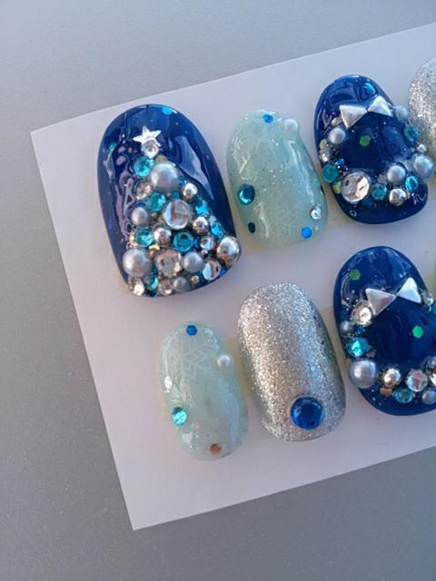 売り切り値下げ ジェルネイル ブルー系 クリスマスツリー&リース 雪 ショートオーバル < 香水/コスメ/ネイル 売り切り値下げ ジェルネイル ブルー系 クリスマスツリー&リース 雪 ショートオーバル < 香水/コスメ/ネイルの